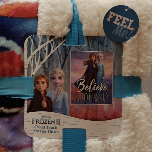 Frozen 2 Cloud Touch Sherpa Oversized Throw - Picture 3 of 5